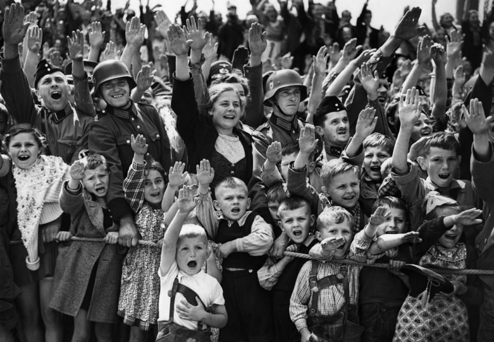 A-crowd-of-women-children-and-soldiers-of-the-German-Wehrmacht-give-the-Nazi-salute-on-June-19-1940-at-an-unknown-location-in-Germany.-AP-Photo-960x665
